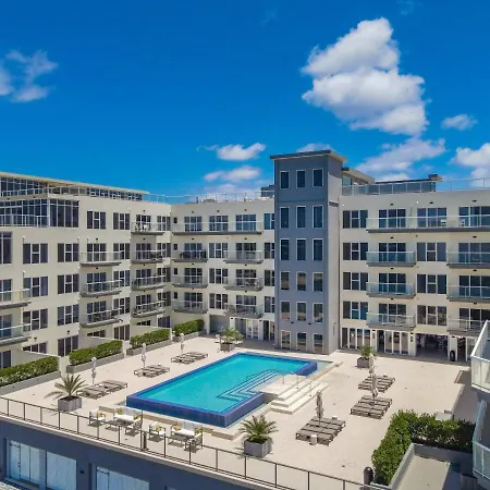 Stylish Luxury Condo, Central Location, Ocean View, Pool